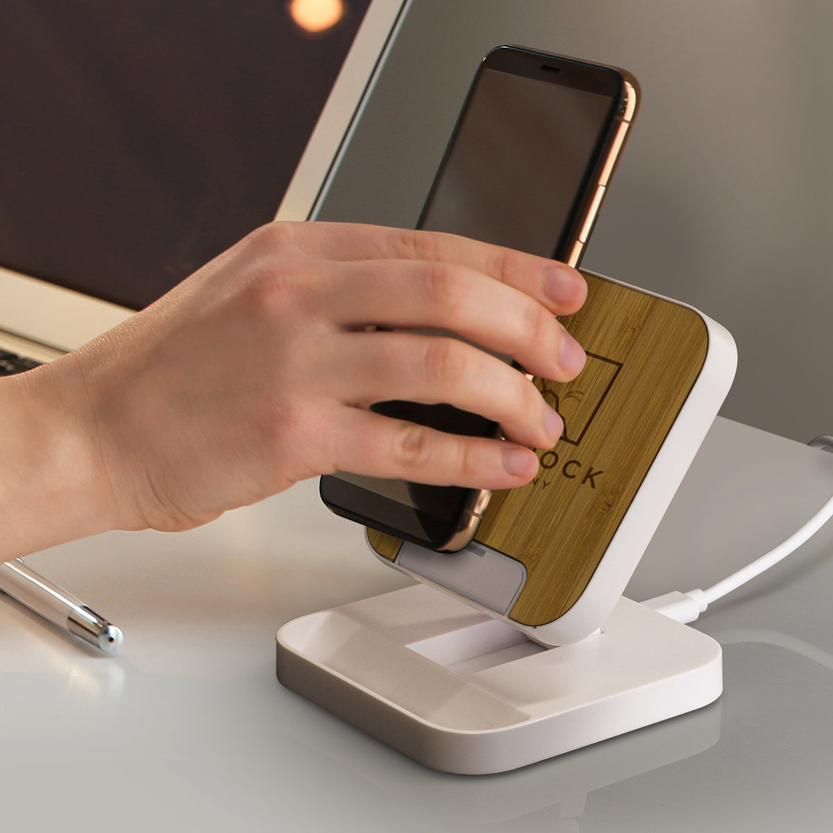 Flex Wireless Fast Charging Stand - Feature