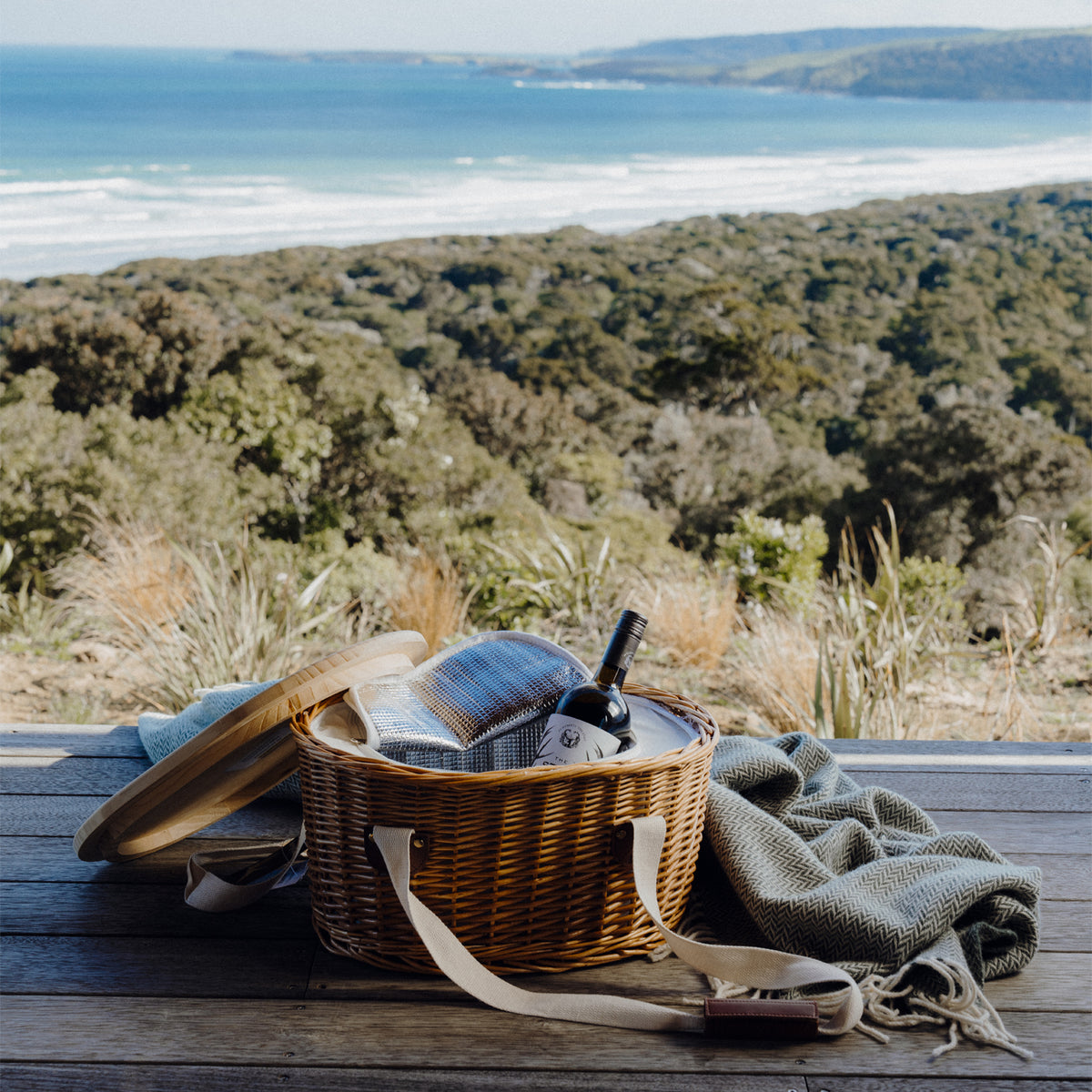 Keepsake Picnic Cooler Basket - Feature