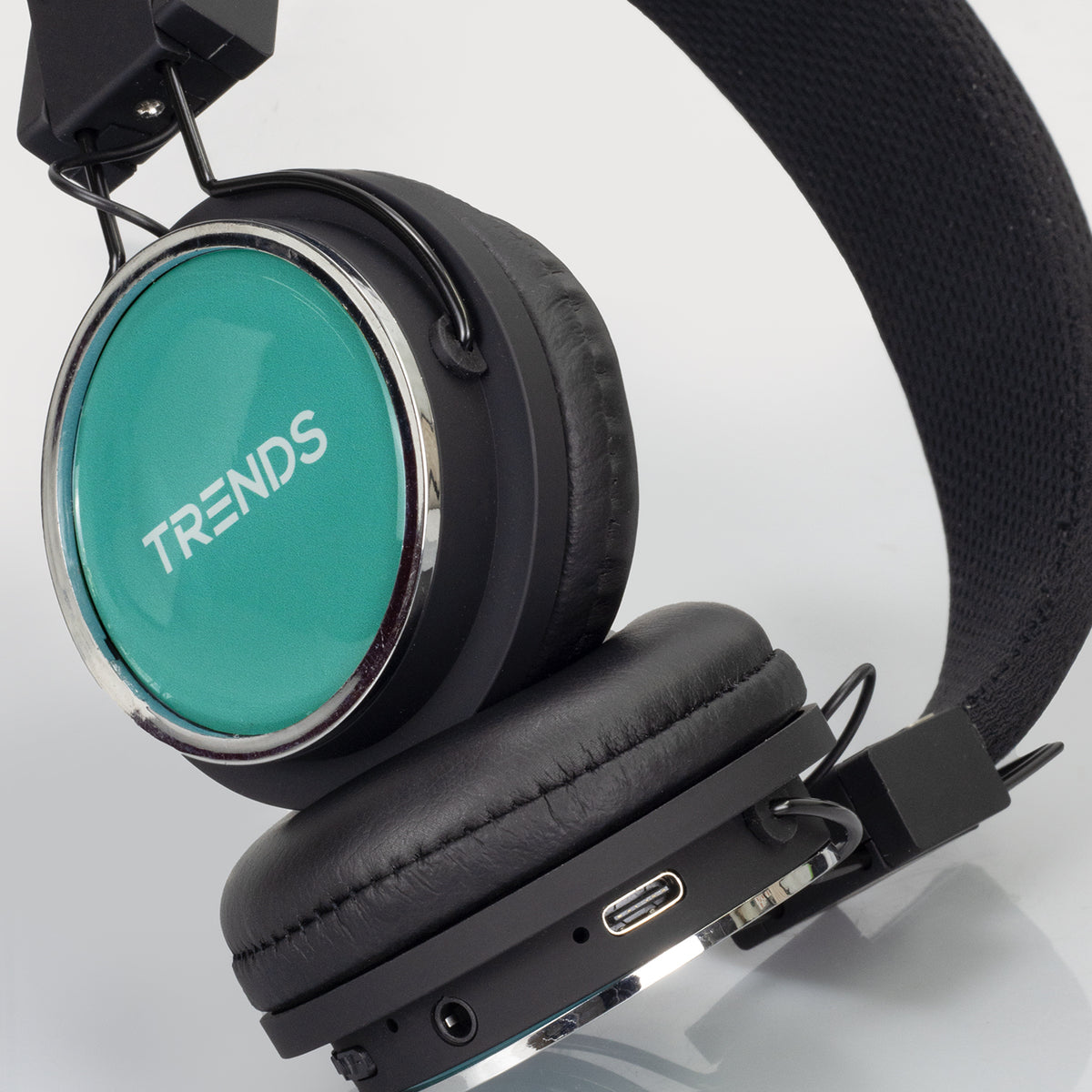 Opus Bluetooth Headphones - Detail
