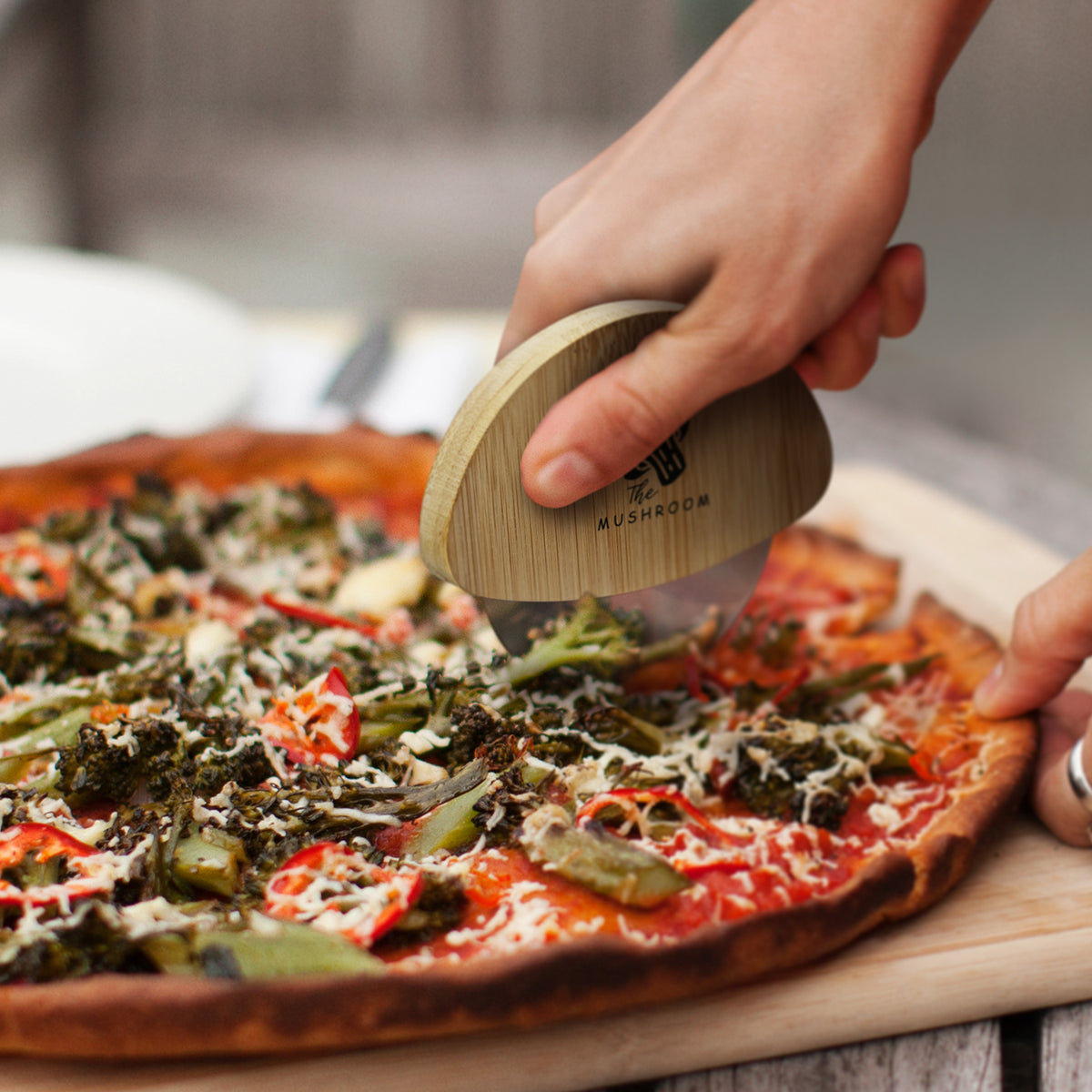 NATURA Bamboo Pizza Cutter - Feature
