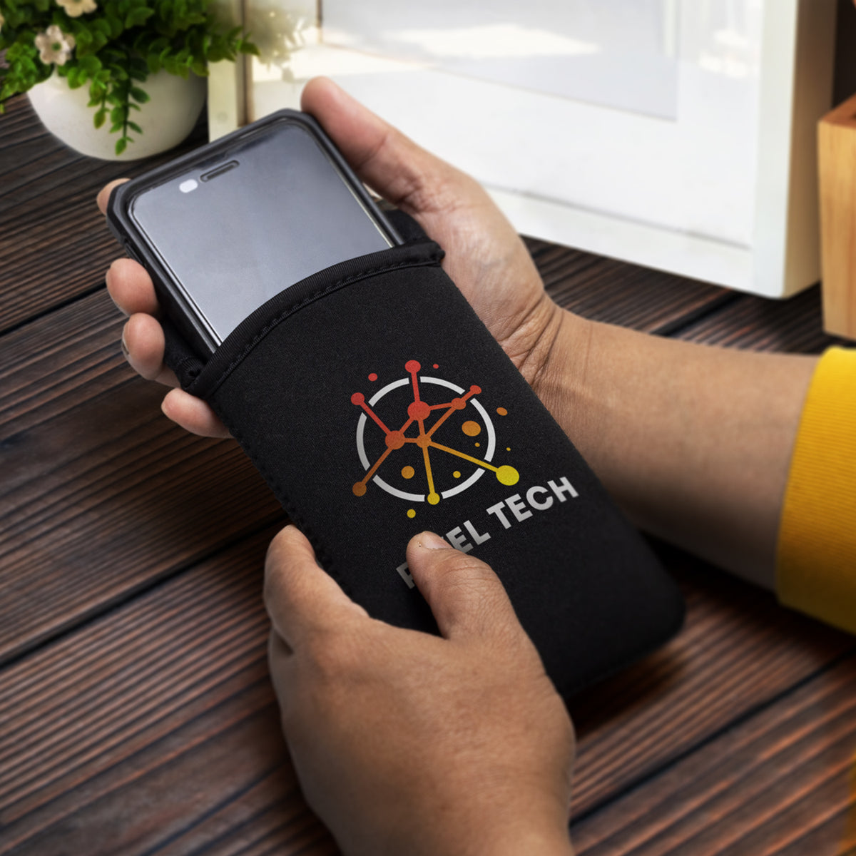Spencer Phone Pouch - Feature